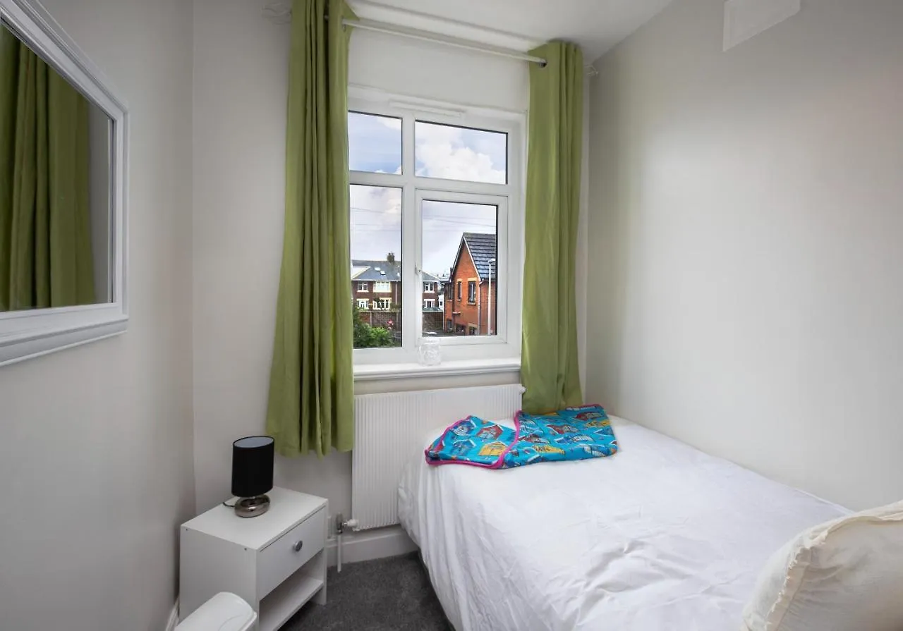 Fantastic! Family Home: Free Parking Blackpool