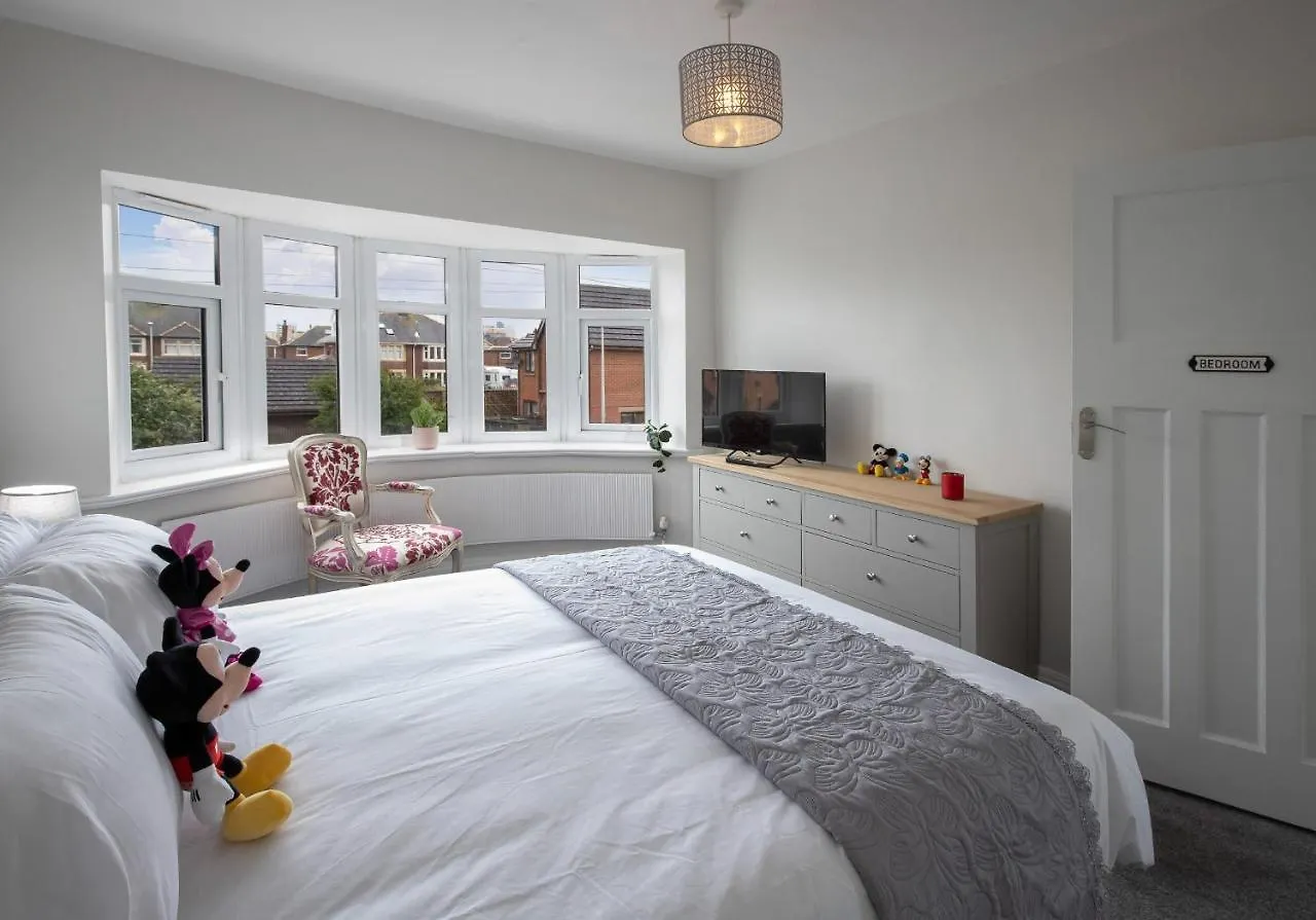 Fantastic! Family Home: Free Parking Blackpool
