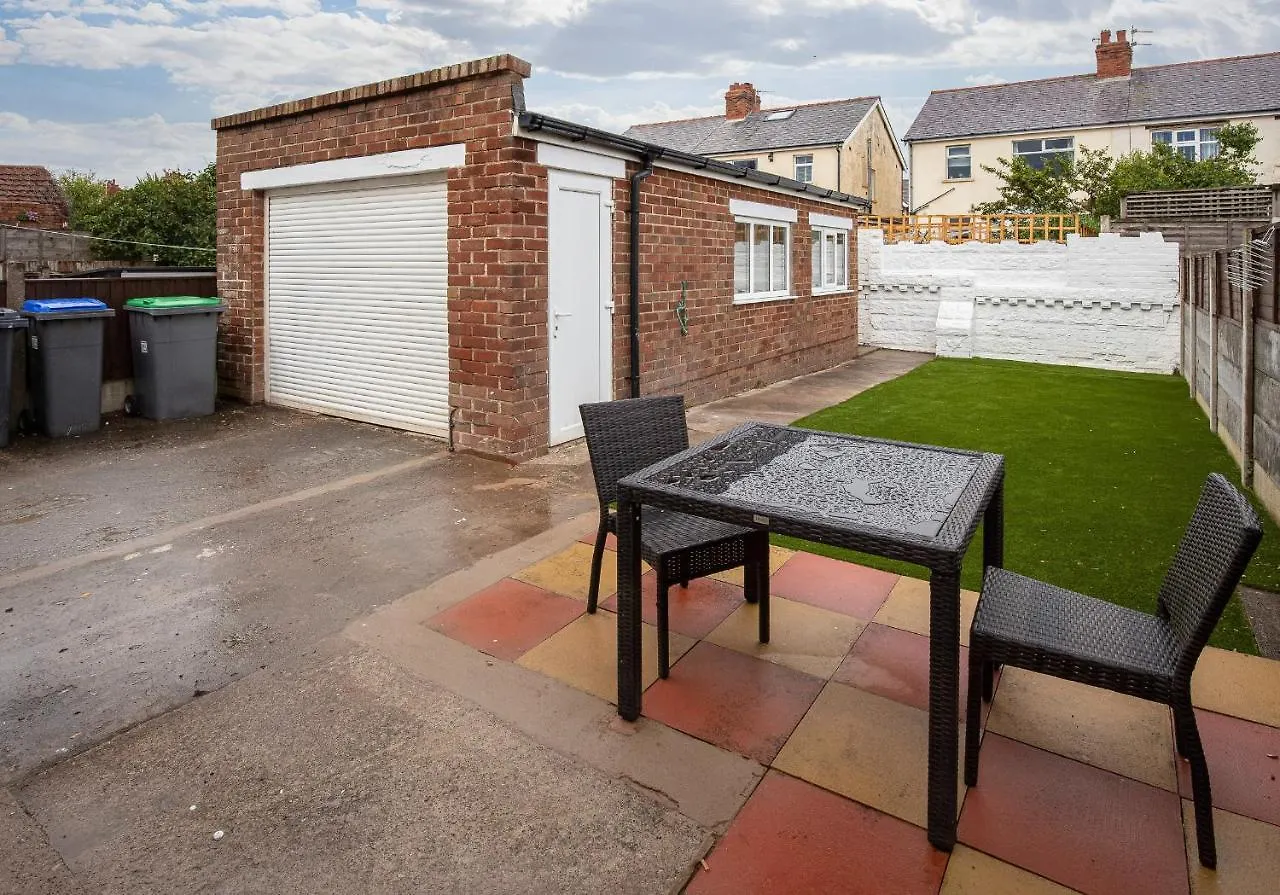 Fantastic! Family Home: Free Parking Blackpool 0*,  United Kingdom